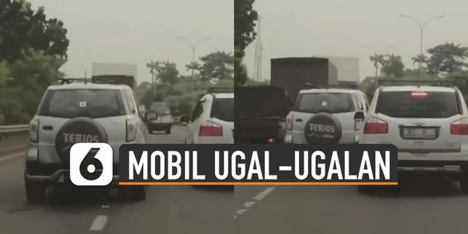 VIDEO: Nyaris, Pengendara Mobil Ugal-Ugalan Saat Nyalip Kendaraan di Jalan