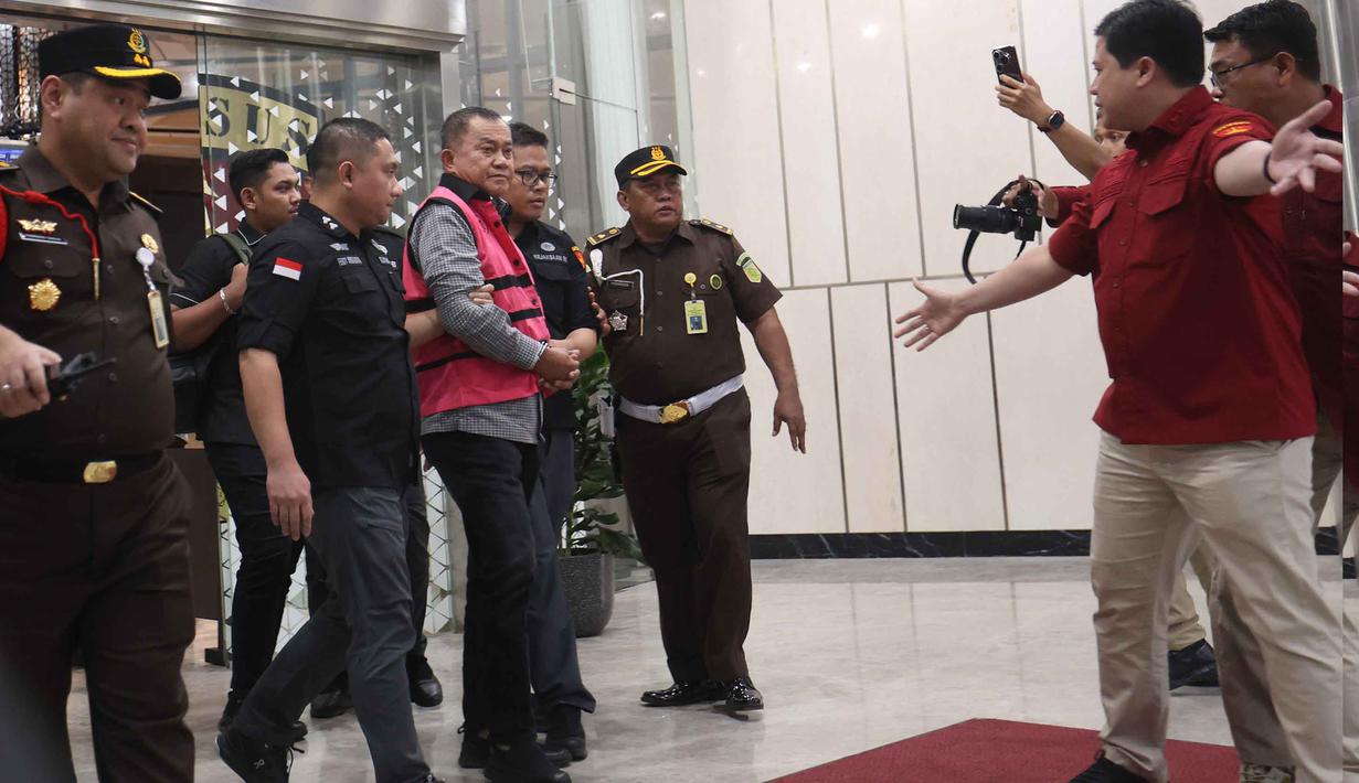 Mantan Wakil Kepala Badan Gizi Nasional (BGN), Lodewyk Pusung (mengenakan rompi tahanan), digiring menuju mobil tahanan usai menjalani pemeriksaan di Gedung Kejaksaan Agung RI, Jakarta, Rabu (3/6/2026). (Kapanlagi.com/Budy Santoso)