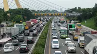 Suasana arus lalu lintas yang terlihat padat di dua arah Tol Jakarta-Cikampek, Bekasi, Sabtu (25/3). Kemacetan arah tol Cikampek- Jakarta disebabkan imbas penyempitan jalan lantaran adanya proyek pembangunan LRT. (Liputan6.com/Gempur M. Surya)