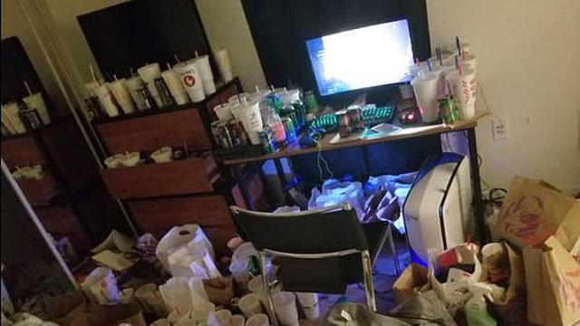 7 Potret Mimpi Buruk Work from Home, Meja Kerja Berantakan Banget