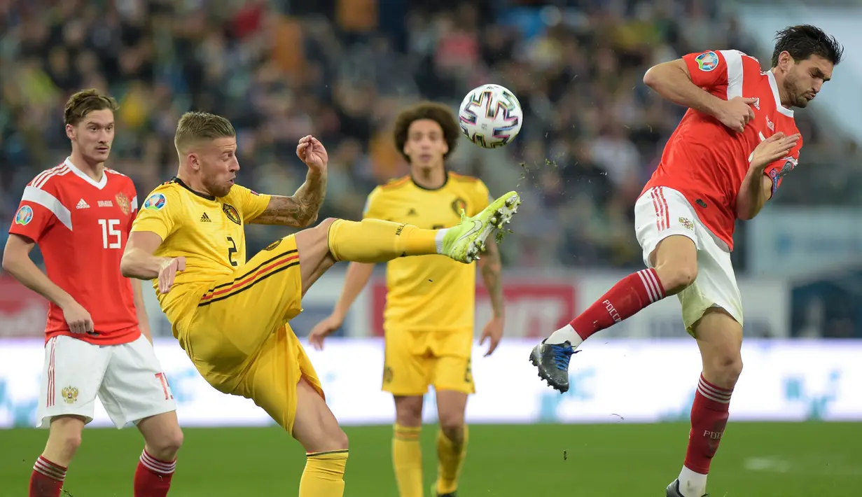 Bek Belgia, Toby Alderweireld, berebut bola dengan gelandang Rusia, Magomed Ozdoev, pada laga Kualifikasi Piala Eropa 2020 di Gazprom Arena, Saint Petersburg, Sabtu (16/11). Rusia kalah 1-4 dari Belgia. (AFP/Olga Maltseva)