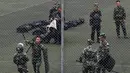 Polisi paramiliter China mengambil bagian dalam pelatihan di stadiun olahraga di Shenzhen, kota di dekat perbatasan dengan Hong Kong, China (30/10/2019). Ratusan polisi militer China ini dikhawatirkan Amerika Serikat akan dikirim ke Hong Kong untuk membubarkan pengunjuk rasa. (AP Photo/Andy Wong)
