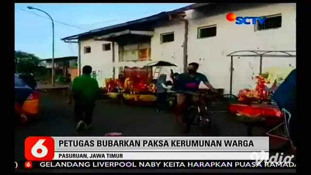 Di tengah upaya pencegahan penyebaran Covid-19 melalui physical distancing, sebagian warga justru asyik ngabuburit dan membuat kerumunan di Pelabuhan Kota Pasuruan. Seperti diketahui, Pelabuhan Kota Pasuruan memang acapkali menjadi lokasi favorit seb...