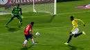 Penyerang Chile, Eduardo Vargas (tengah) menendang bola ke arah kiper Ekuador, Alexander Dominguez pada pertandingan pembukaan Copa America 2015 di National Stadium, Santiago, Chile, (11/6/2015). Chile menang 2-0 atas Ekuador. (REUTERS/Ueslei Marcelino)