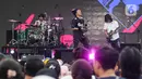 Lagu "Nirwana," "Ooo..Ooo..Ooo," "Bisa Saja," serta "My Facebook" sontak membuat penonton bernyanyi bersama. (Liputan6.com/Herman Zakharia)