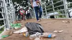 Kemasan botol air mineral berceceran di koridor Jembatan Penyebrangan Orang (JPO) Jalan Medan Merdeka Barat, Jakarta, Selasa (1/1). Pasca malam perayaan pergantian tahun JPO Medan Merdeka Barat masih tampak kotor. (Liputan6.com/Helmi Fithriansyah)