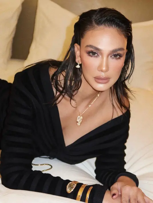 Luna Maya pun terlihat elegan dengan tampilan wet look dan bronze makeup look yang eksotis [@lunamaya]