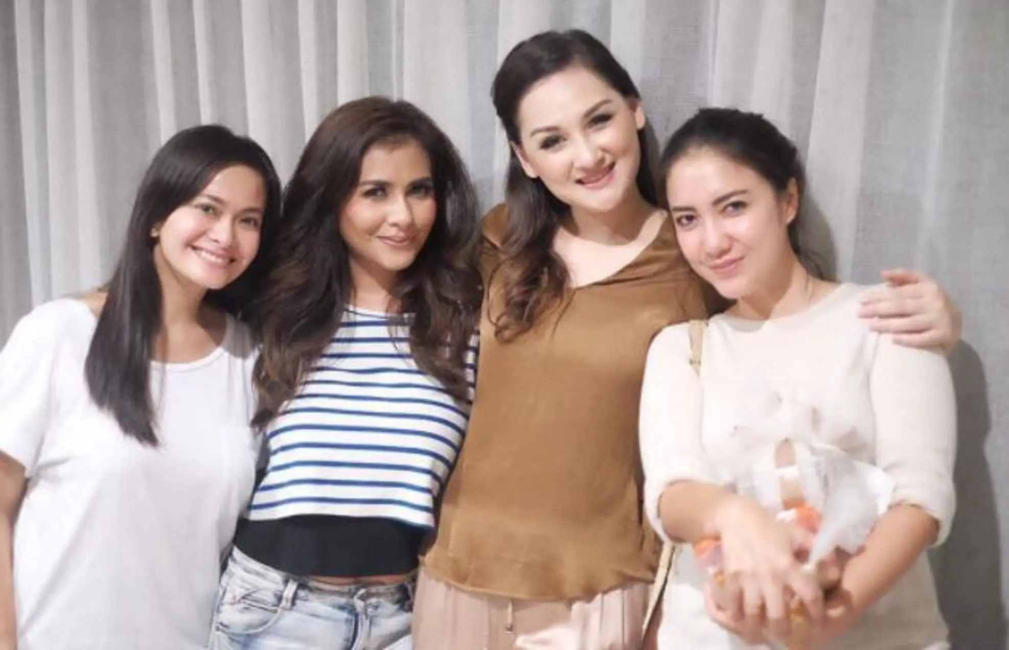 Mona Ratuliu unggah foto bersama Tia Ivanka, Meisya Siregar, dan Ersa Mayori (Instagram/@monaratuliu)