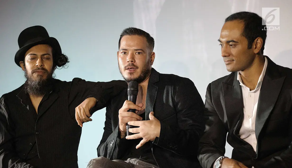 Aktor Zack Lee (tengah) bersama Ario Bayu (kanan) dan Alex Abbad (kiri) berbicara dalam press screening film Buffalo Boys di Jakarta, Rabu (18/7). Buffalo Boys mengadakan pemutaran perdana di Kanada dan New York. (Liputan6.com/Faizal Fanani)
