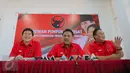 Ketua Fraksi PDIP Olly Dondokambey (tengah) memberikan keterangan pers usai rapat koordinasi di DPP PDIP, Jakarta, Kamis (17/9/2015). Dalam rapat Megawati meminta kepada fraksi untuk turun ke bawah sukseskan pilkada serentak. (Liputan6.com/Faizal Fanani)