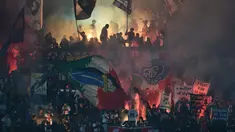 Supporter AC Milan dan Inter Milan dalam Derby Della Madonnina Semalam, Senin (20/04/2015). Sumber : AFP