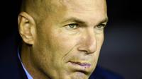 Pelatih Real Madrid, Zinedine Zidane, tampak kecewa usai ditahan imbang Celta Vigo pada laga La Liga Spanyol di Stadion Balaidos, Vigo, Minggu (7/1/2018). Kedua klub bermain imbang 2-2. (AFP/Miguel Riopa)