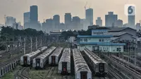 Sejumlah gerbong saat berada di Depo Kereta Cipinang, Jakarta, Kamis (29/4/2021). Pekerjaan rutin bagi petugas sarana gerbong di depo ini antara lain memeriksa rangka bawah, bogie (kerangka yang membentuk set roda dengan gandar). (merdeka.com/Iqbal S. Nugroho)