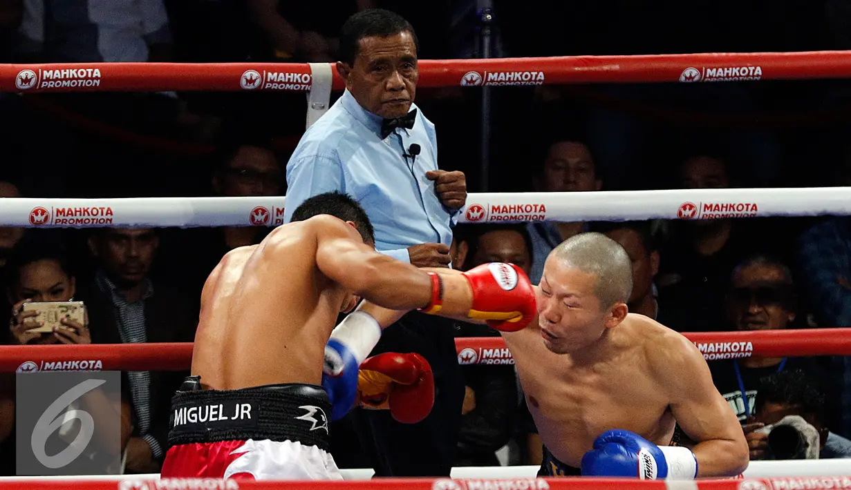 Petinju Indonesia Daud Yordan (kiri) saat bertanding melawan Yoshitaka Kato pada Road to the World Champions, Jakarta, Jumat (5/2). Dalam Pertandingan WBO (The World Boxing Organization) ini di menangkan oleh Daud Yordan. (Liputan6.com/Johan Tallo)