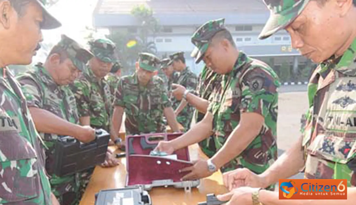 Citizen6, Surabaya: Pama dan Pamen Kobangdikal turut dalam Binlat bongkar pasang senjata Pistol di Lapangan RE. Martadinata, Kesatrian bumimoro, Surabaya. (Pengirim: Penkobangdikal).