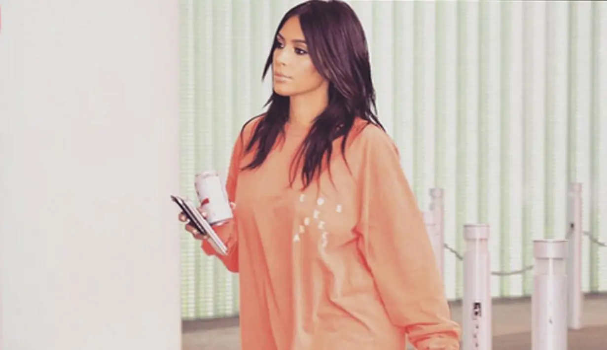 Tragedi perampokan yang menimpa Kim Kardashian di Paris beberapa waktu lalu sepertinya memang membuat Kim sangat menderita. Lama tak terlihat, akhirnya istri Kanye West ini buka suara soal tragedi itu. (Instagram/kimkardashian)