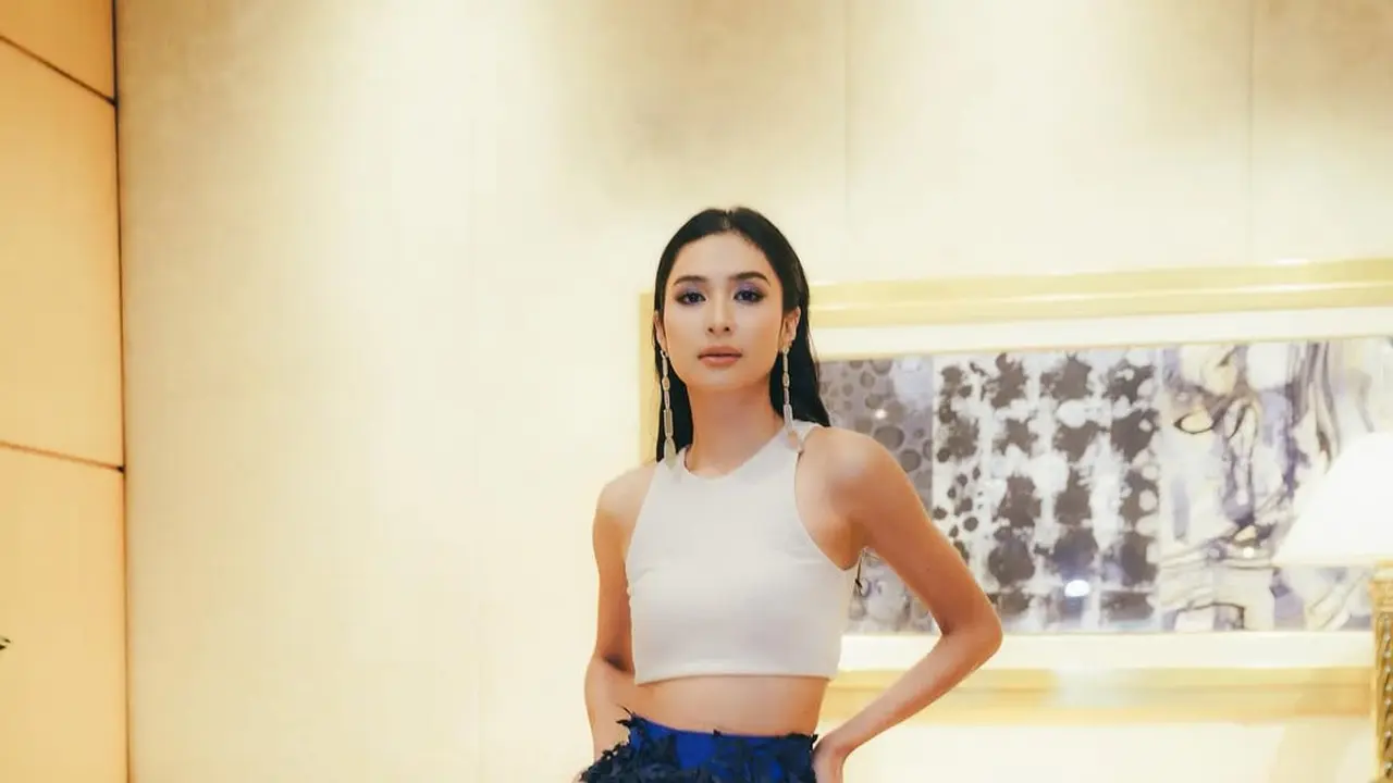 Pesona Mikha Tambayong Berbalut Rok Biru Dramatis, Tampil Elegan bak Putri Kerajaan di Eddy Betty Couture Show
