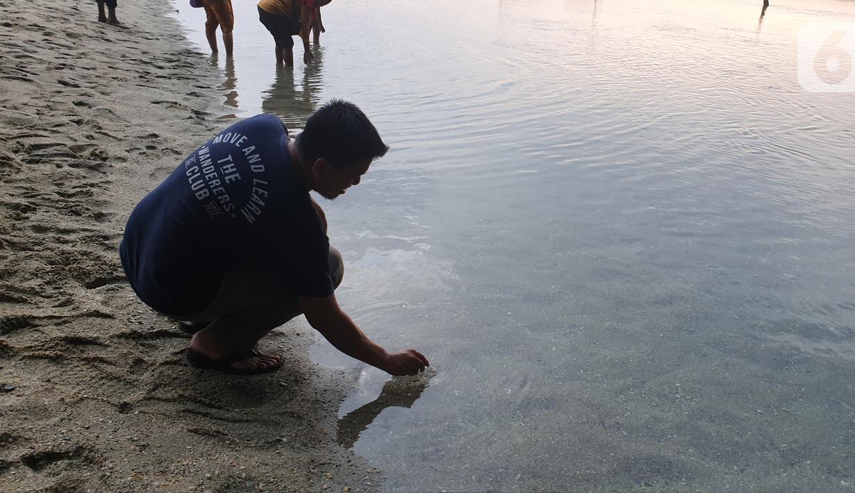 Pengunjung bermain di Sungai Tamborasi di Desa Tamborasi, Kecamatan Wolo, Kabupaten Kolaka, Sulawesi Tenggara (16/10/2019). Biaya masuk ke Sungai Tamborasi sekitar Rp 5.000 per orang. PLN turut membantu dalam pengembangan wisata di kawasan ini. (Liputan6.com/Nurseffi Dwi Wahyuni)