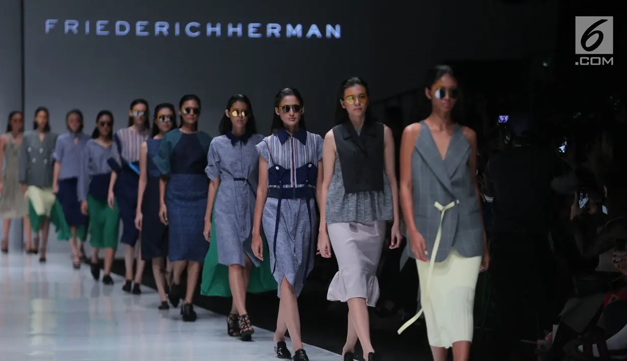 Model membawakan busana koleksi Friederich Herman pada Jakarta Fashion Week 2018 di Senayan City, Jakarta, Senin (23/10). Dalam ajang fashion tersebut Friederich Herman mengangkat tema 'The Burst Of Personalities Within'. (Liputan6.com/Faizal Fanani)