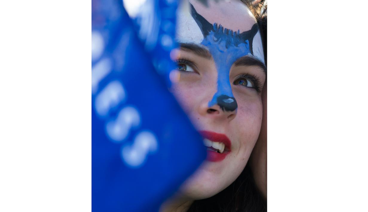 Fans Leicester City  dengan wajah yang dicat mirip maskot tim ambil bagian dalam parade juara Liga Inggris 2015/2016 di Victoria Park, Leicester, (16/5/2016). (EPA/JOn Super)