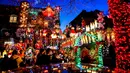 Wisatawan melihat sebuah rumah yang dihiasi lampu Natal di lingkungan Dyker Heights, Brooklyn, New York, Amerika Serikat, 21 Desember 2022. Satu kawasan di Brooklyn, Kota New York, memukau pengunjung dengan lampu hias Natal yang spektakuler. (AP Photo/Julia Nikhinson)