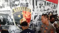 kapolresta Bandung, Kombes Pol Kusworo berada di samping ustaz muda tersangka pencabulan tiga anak di bawah umur, di Mapolresta Bandung, Soreang, Kabupaten Bandung, Senin (24/10/2022).