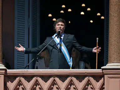 Presiden baru Argentina Javier Milei berbicara dari balkon istana pemerintah Casa Rosada pada hari pelantikannya di Buenos Aires pada 10 Desember 2023. (Emiliano LASALVIA/AFP)