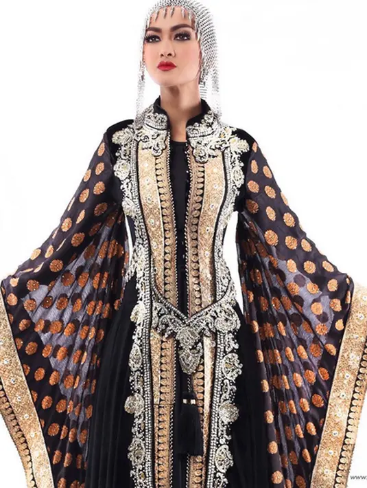 Busana glamor membuat tampilan Julia Perez tampak semakin anggun. (Photo : Instagram)