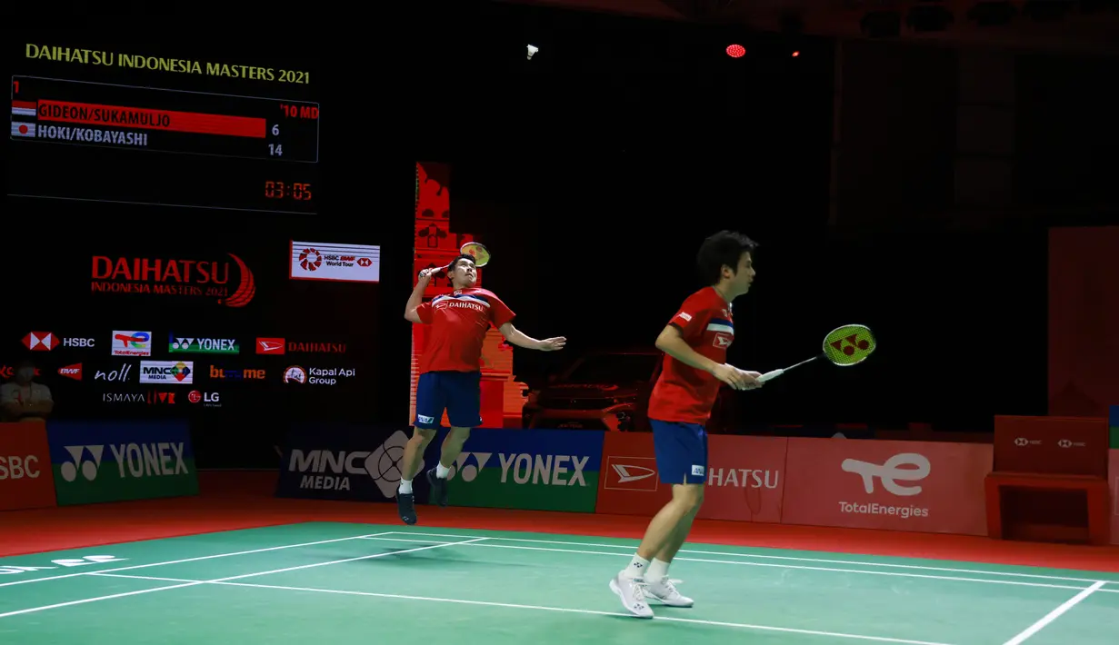 Pasangan ganda putra Jepang Takuro Hoki (kiri) dan Yugo Kobayashi saat melawan pasangan ganda putra Indonesia Kevin Sanjaya Sukamuljo dan Marcus Fernaldi Gideon pada babak final Indonesia Masters 2021 di Nusa Dua, Bali, Minggu (21/11/2021). Kevin/Marcus kalah 11-21, 21-17, 19-21. (HUMAS PP PBSI)