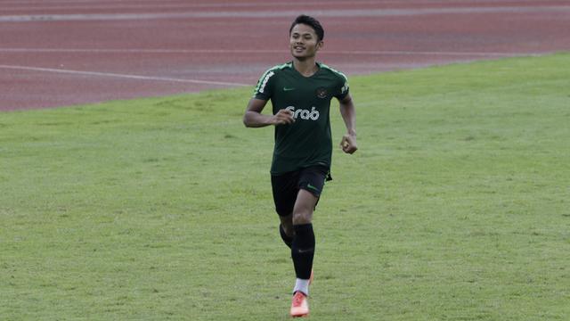 Pemain Timnas Indonesia U-22, Dimas Drajad, tersenyum saat latihan. (Bola.com/Yoppy Renato)