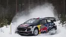 Pebalap Ford Fiesta WRC asal Prancis, Sebastien Ogier, memacu mobilnya melintasi salju pada Reli Swedia 2017 di Torsby, Swedia, Jumat (10/2/2017). (EPA/Nikos Mitsouras)