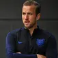 Kapten Inggris, Harry Kane saat mengikuti sesi pelatihan terbuka di St George's Park di Burton-on-Trent, Inggris tengah (4/9). Inggris akan bertanding melawan Spanyol laga persahabatan internasional 8 September. (AFP Photo/Paul Ellis)