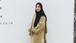 Tampil lebih simple, Chacha memilih hijab panjang berwarna hitam yang dipadukan dengan baju berwarna coklat. (Liputan6.com/IG/@natasharizkinew)