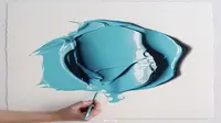 Seorang seniman membuat sebuah karya bermodalkan pensil warna