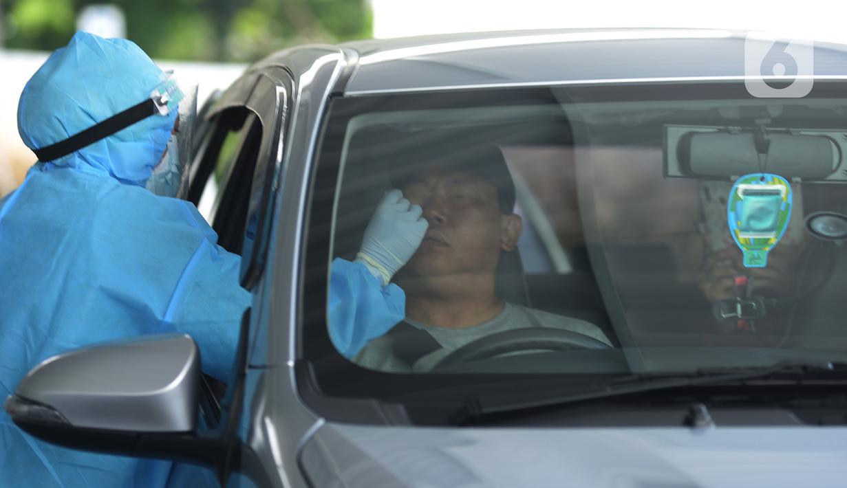 Petugas dengan APD melakukan tes swab di GSI Lab (Genomik Solidaritas Indonesia Laboratorium), Jakarta, Rabu (7/10/2020). Pemerintah menetapkan harga batas tes usap atau swab melalui PCR untuk mendeteksi Covid-19 agar mendorong masyarakat melakukan tes secara mandiri. (merdeka.com/Imam Buhori)