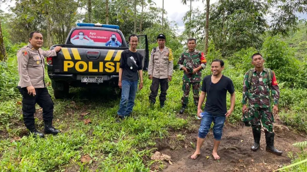 Aparat Desa Sumberarum bersama Kepolisian sektor Songgon dan TNI melakukan patroli di kawasan lereng Gunung Raung. (Istimewa)