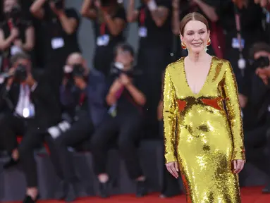 Julianne Moore berpose untuk fotografer saat kedatangannya untuk pemutaran perdana film 'The Room Next Door' pada Festival Film Venice ke-81 pada Senin, 2 September 2024. (Photo by Vianney Le Caer/Invision/AP)