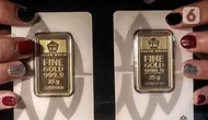 Petugas menunjukkan koleksi lempengan emas di Pegadaian, Jakarta, Selasa (18/5/2021). Harga emas batangan PT Aneka Tambang Tbk. (Antam) pada 17 Mei 2021 berada di posisi lebih tinggi dibanding hari sebelumnya. (Liputan6.com/Johan Tallo)