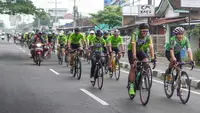 Peserta gowes menyusuri jalanan sisi luar Kota Yogyakarta pada acara Gowes Group Ride ke-3 GFNY Bali - IFG Life 2023 di Yogyakarta (26/2/2023). (Liputan6.com/HO)