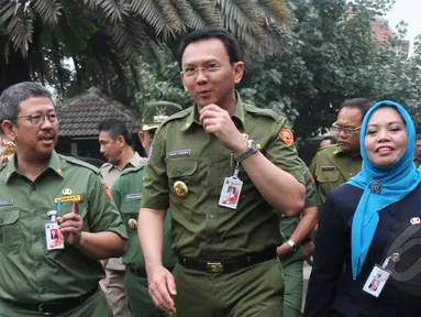Gubernur DKI Jakarta Basuki Tjahaja Purnama (tengah) didampingi Kepala Dinas Pendidikan DKI Arie Budiman (kiri) meninjau hari pertama pelaksanaan ujian nasional (UN) di SMKN 27 Jakarta, Senin (13/4/2015). (Liputan6.com/Herman Zakharia)