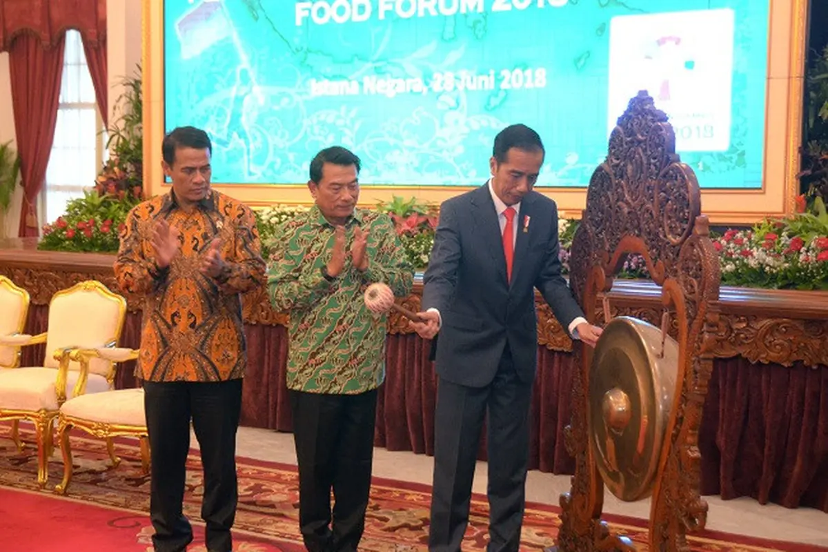 Presiden Jokowi bersama Ketua Umum Himpunan Kontak Tani Indonesia (HKTI) Moeldoko, dan Menteri Pertanian Amran Sulaiman (Dok Foto: Oji Humas Setkab)