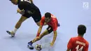 Pemain bola tangan Indonesia, Oni Arianus (kiri) berebut bola dengan pemain Malaysia pada penyisihan grup 3 bola tangan Asian Games 2018 di GOR PP POPKI, Jakarta, Minggu (26/8). Indonesia unggul 31-22. (Liputan6.com/Helmi Fithriansyah)