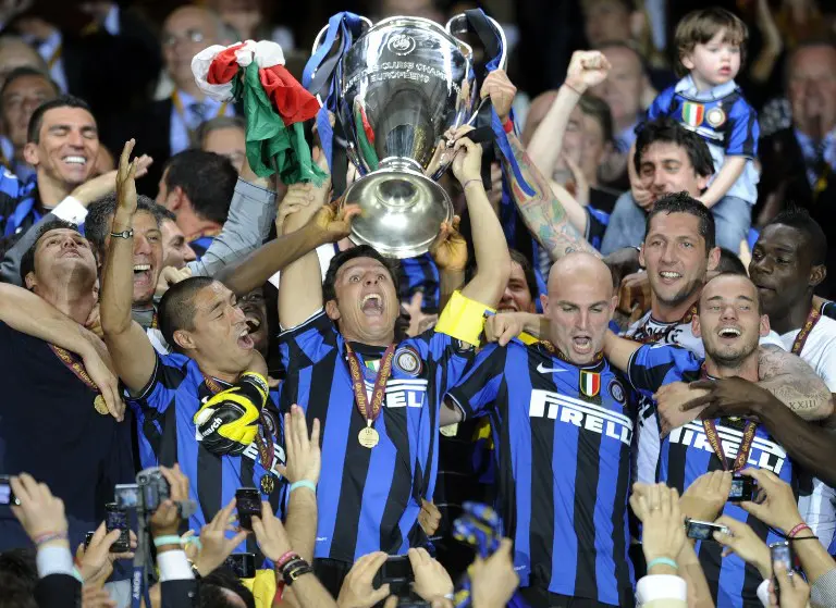 Para pemain Inter Milan mengangkat trofi Liga Champions 2010 di Santiago Bernabeu. (AFP)