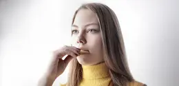 Secara sadar kita memilih untuk menikmati camilan favorit untuk memenuhi kesenangan pribadi ketika doom snacking.(Foto/dok: Pexels/Andrea Piacquadio)