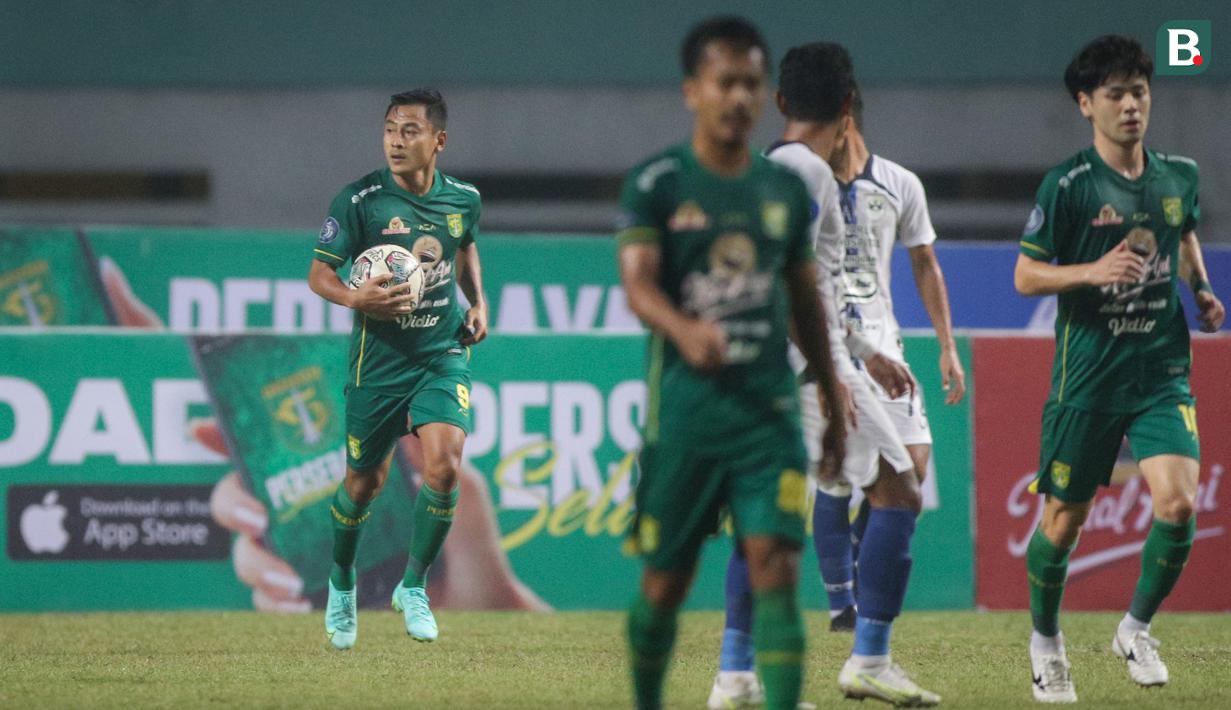 Pemain Persebaya Surabaya, Samsul Arif (kiri) merayakan gol bunuh diri pemain PSIS Semarang, Wallace Costa dalam laga pekan ke-6 BRI Liga 1 2021/2022 di Stadion Wibawa Mukti, Cikarang, Minggu (03/10/2021). (Bola.com/Bagaskara Lazuardi)