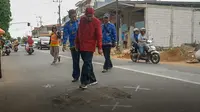 Bupati Sumenep Achmad Fauzi mengecek tambal sulam jalan. (Dian Kurniawan/Liputan6.com)