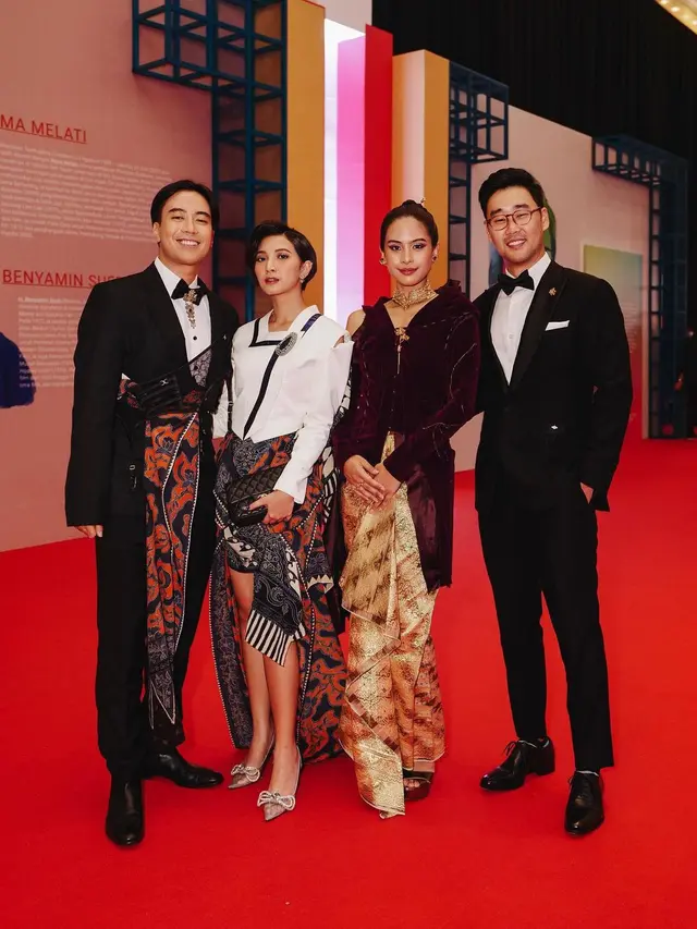 6 Potret Vidi Aldiano dan Sheila Dara Aisha di Red Carpet FFI 2022