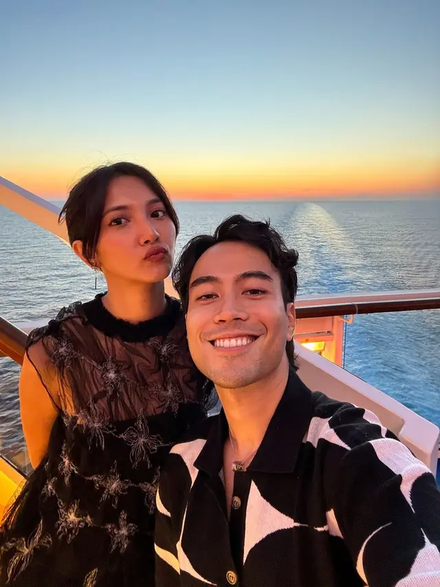 7 Potret Vidi Aldiano dan Sheila Dara Liburan di Santorini, Pamer Kemesraan