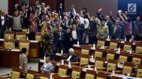 Anggota DPR Fraksi Golkar melakukan koordinasi dan foto bersama sebelum Rapat Paripurna dimulai di Gedung Nusantara II, Komplek Parlemen, Jakarta, Kamis malam (20/7). (Liputan6.com/Johan Tallo)