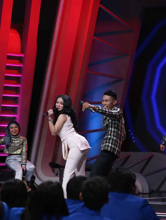 Dapat menjadi idola bagi Cemen juga membuat Zaskia Gotik merasa senang. Di tengah kesibukannya ia sudah menyempatkan waktu untuk bertemu dengan Cemen. Terlebih di mata Zaskia, Cemen merupakan sosok pria yang lucu dan baik. (Nurwahyunan/Bintang.com)